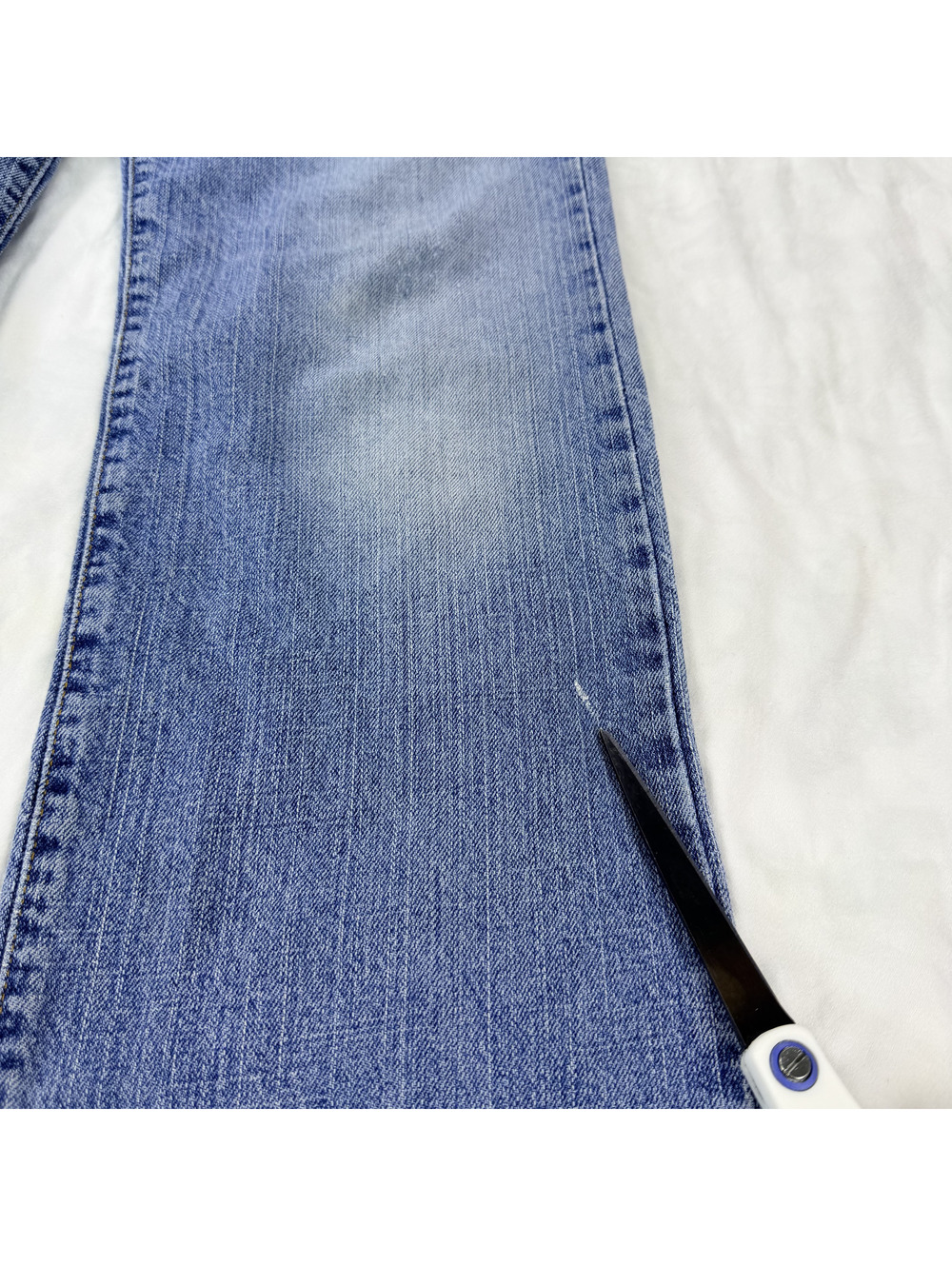 Levi's 505 Women's Jeans Size 6 M Distressed Straight Leg Y2K Faded Blue Denim - Picture 6 of 15